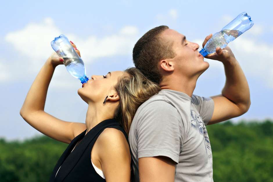 Узнайте через какое время пить воду после еды не вредно