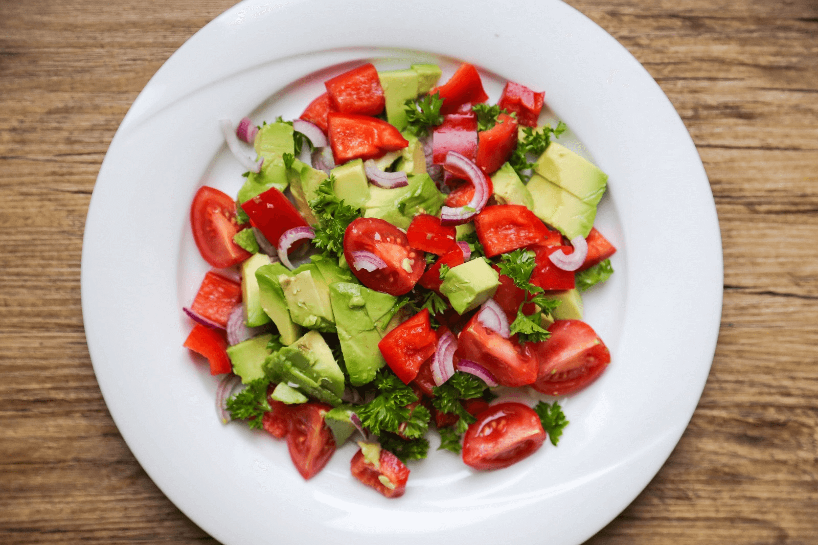 Рецепт: салат с авокадо, помидорами и огурцами