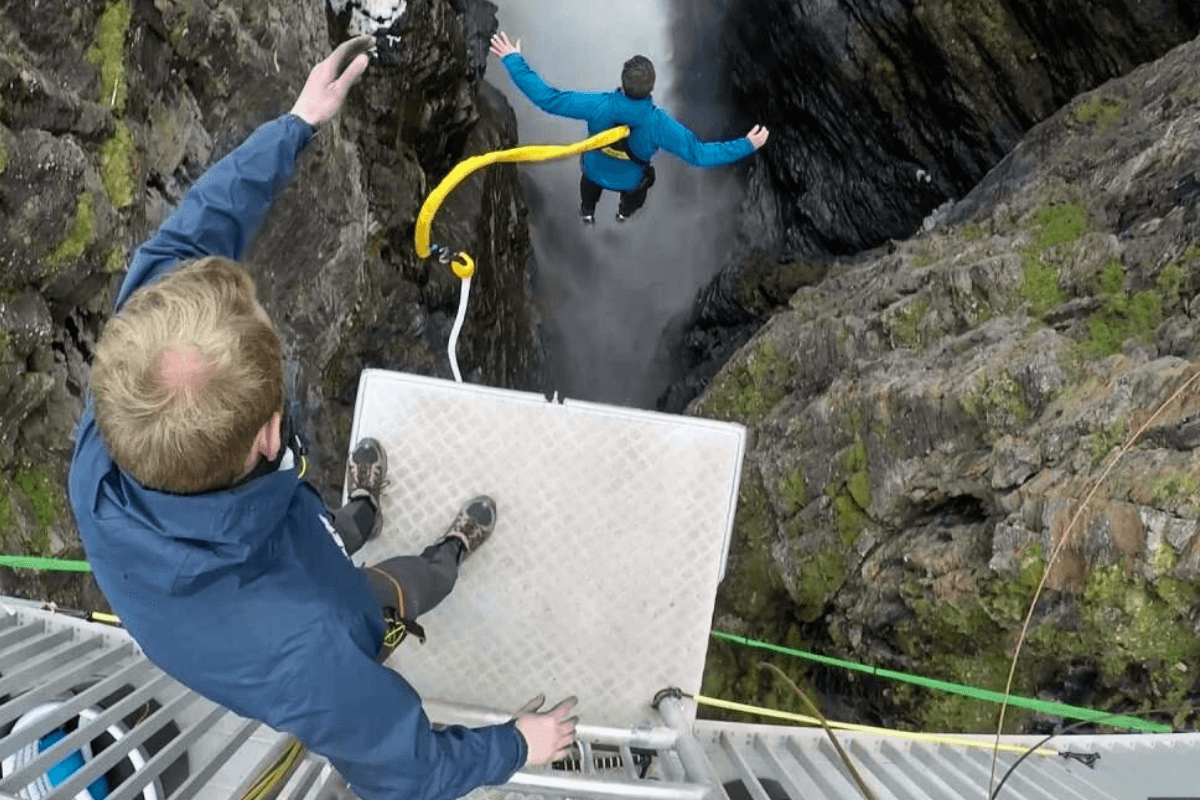 Базовый прыжок с Кристальной горы, Норвегия