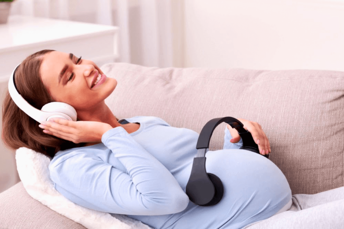 Как утробное развитие может повлиять на рождение и здоровье малыша: музыка, звуки, общение