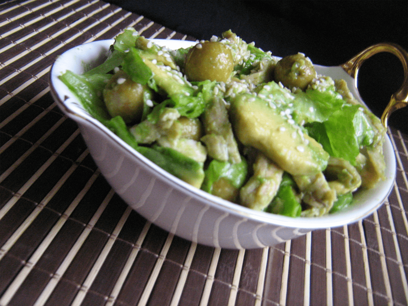 Салат из курицы с авокадо и оливками