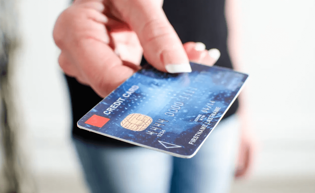 Как выбрать банковскую карточку: критерии выбора